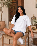 T-shirt blanc MarocGear au style minimaliste, inspiré de l’héritage marocain et présenté dans un décor de riad premium.