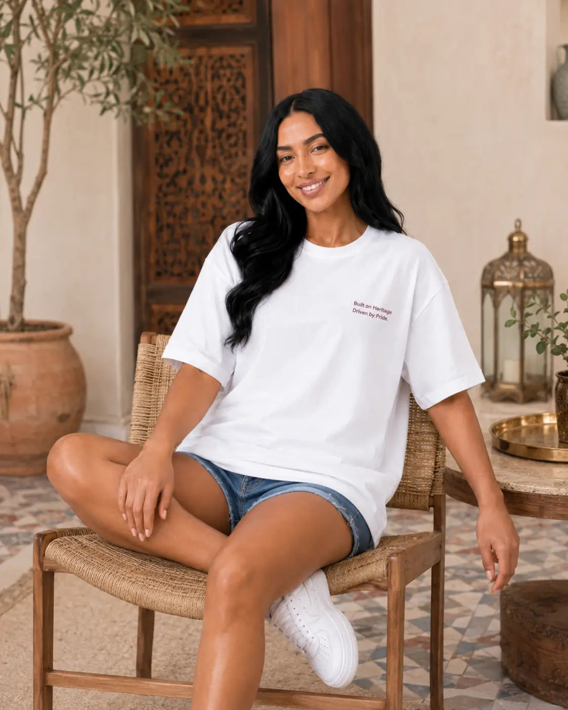 T-shirt blanc MarocGear au style minimaliste, inspiré de l’héritage marocain et présenté dans un décor de riad premium.