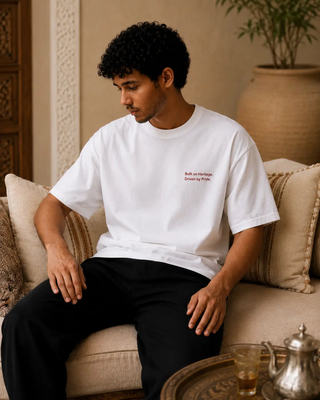 T-shirt blanc MarocGear au style minimaliste, inspiré de l’héritage marocain et présenté dans un décor de riad premium.