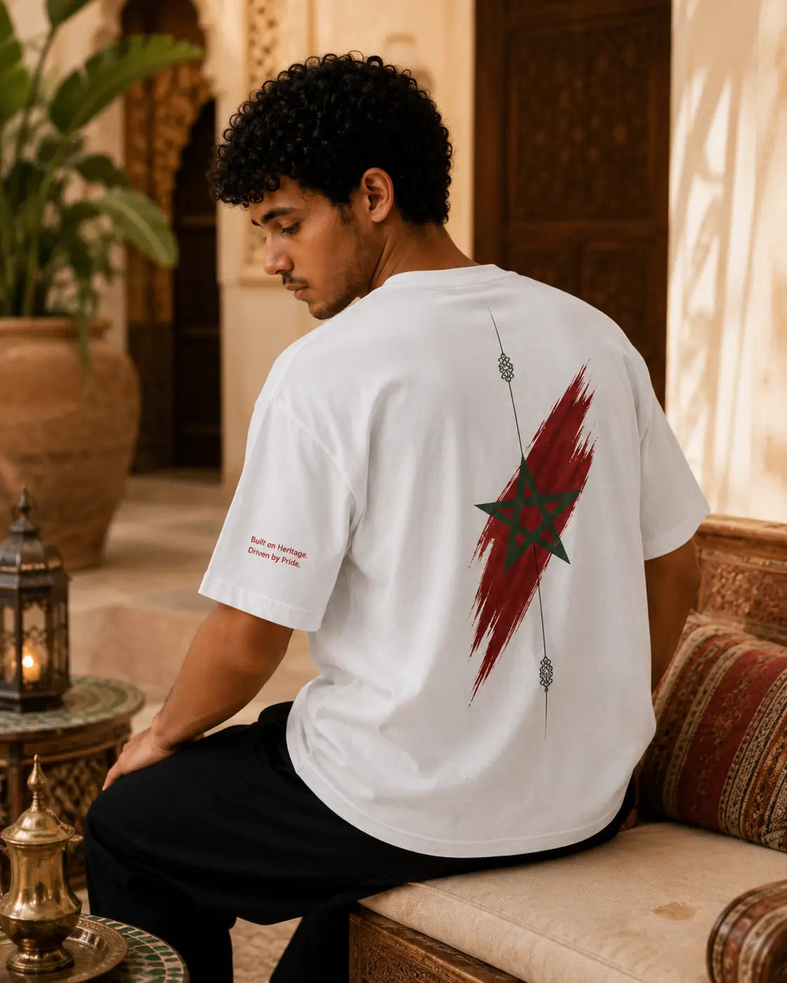 T-shirt blanc MarocGear au style minimaliste, inspiré de l’héritage marocain et présenté dans un décor de riad premium.