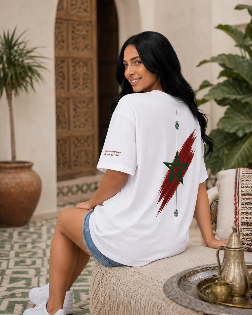 T-shirt blanc MarocGear au style minimaliste, inspiré de l’héritage marocain et présenté dans un décor de riad premium.