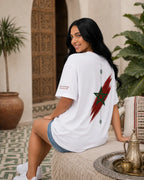 T-shirt blanc MarocGear au style minimaliste, inspiré de l’héritage marocain et présenté dans un décor de riad premium.