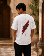 T-shirt blanc MarocGear au style minimaliste, inspiré de l’héritage marocain et présenté dans un décor de riad premium.