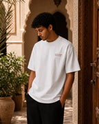 T-shirt blanc MarocGear au style minimaliste, inspiré de l’héritage marocain et présenté dans un décor de riad premium.
