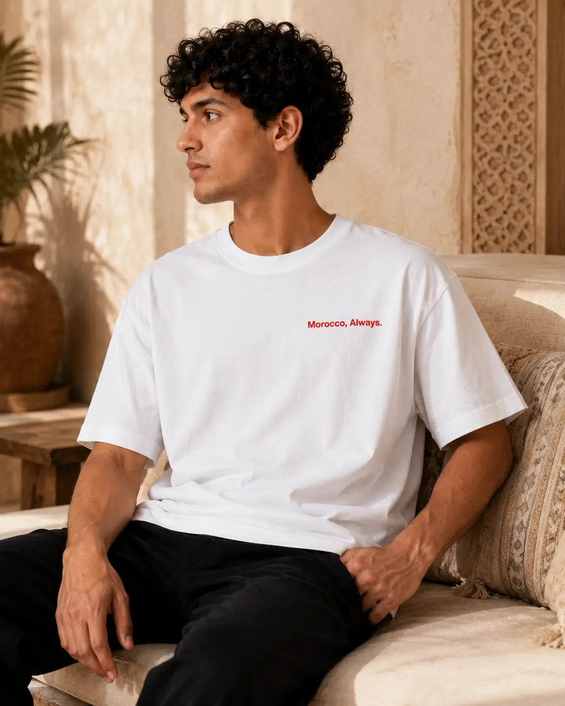 T-shirt blanc minimaliste MarocGear avec inscription Morocco Always, présenté dans un décor de riad marocain premium.