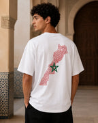 T-shirt blanc minimaliste MarocGear avec inscription Morocco Always, présenté dans un décor de riad marocain premium.
