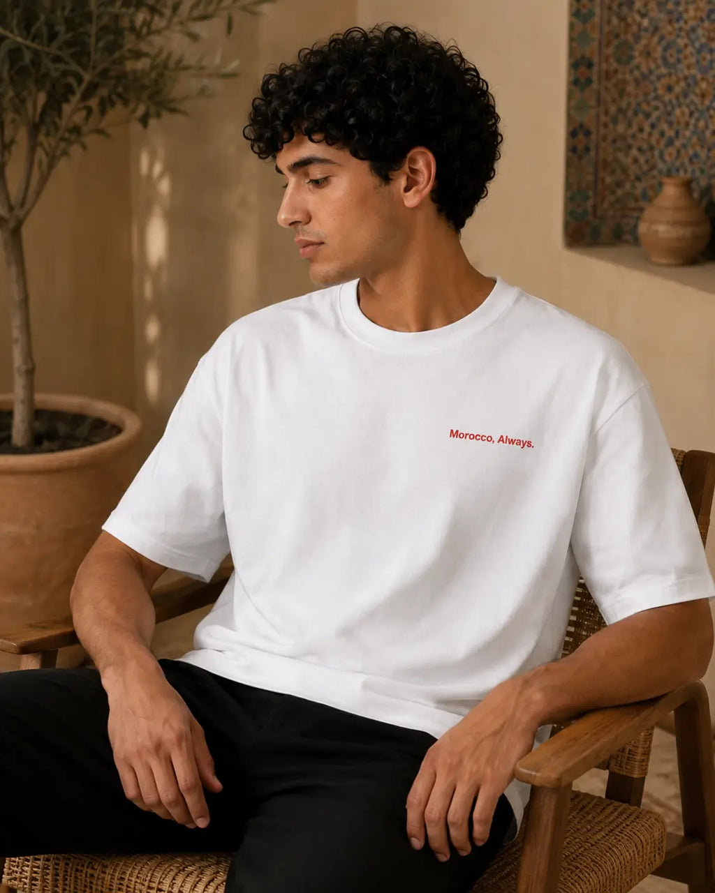 T-shirt blanc minimaliste MarocGear avec inscription Morocco Always, présenté dans un décor de riad marocain premium.