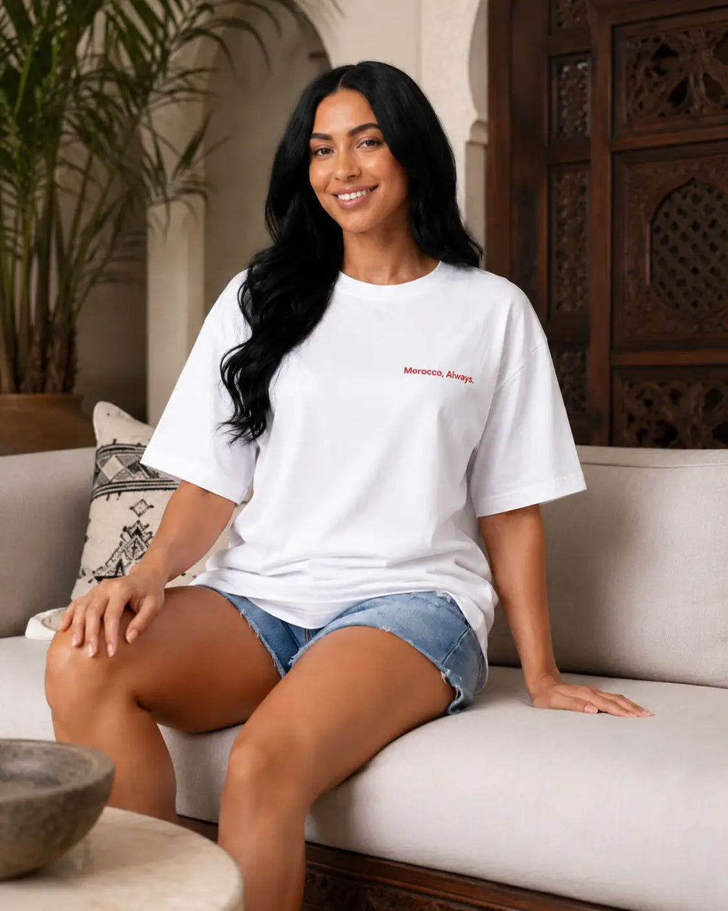 T-shirt blanc minimaliste MarocGear avec inscription Morocco Always, présenté dans un décor de riad marocain premium.