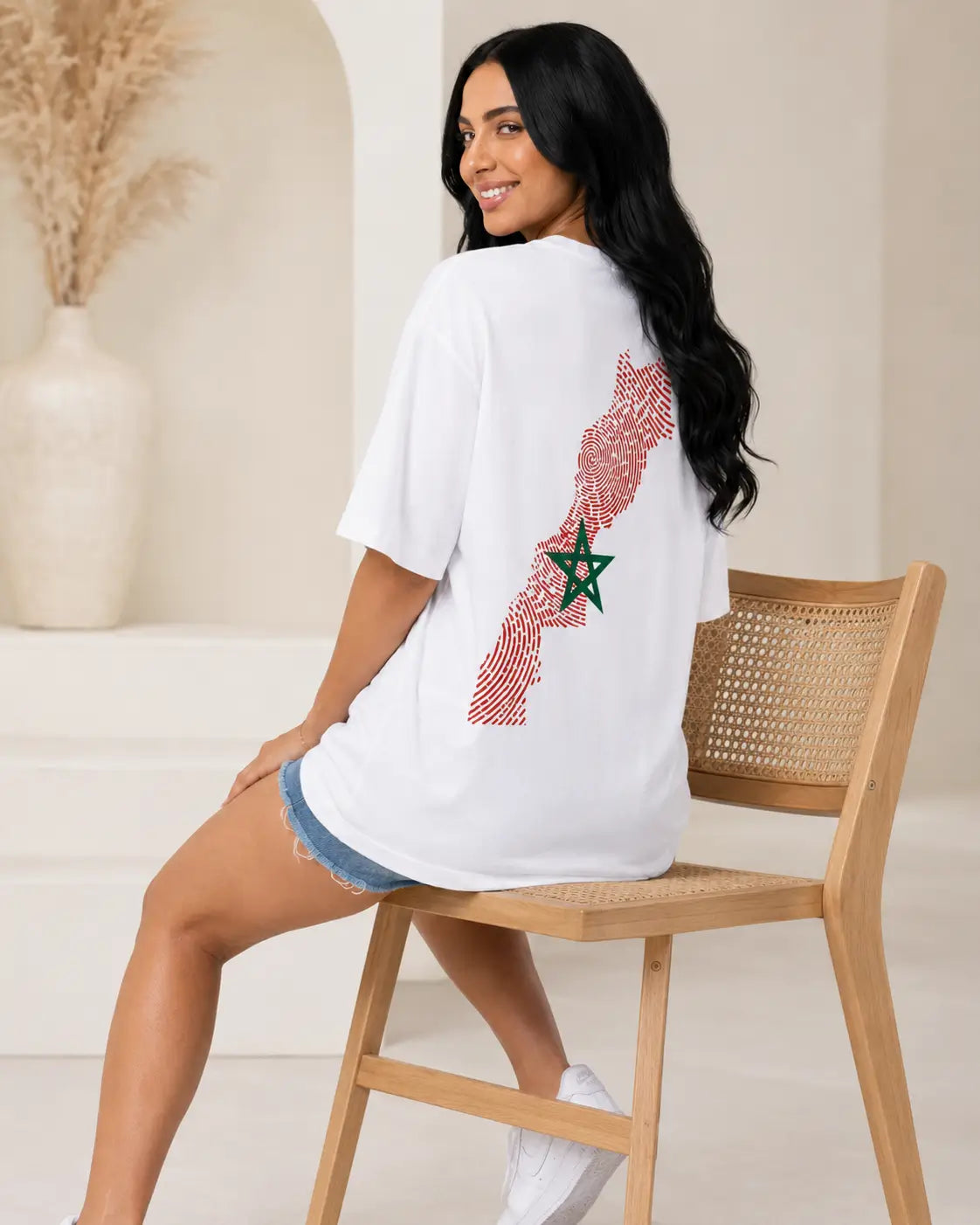 T-shirt blanc minimaliste MarocGear avec inscription Morocco Always, présenté dans un décor de riad marocain premium.