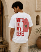 T-shirt blanc MarocGear avec badge rouge marocain, porté dans un décor de riad premium.