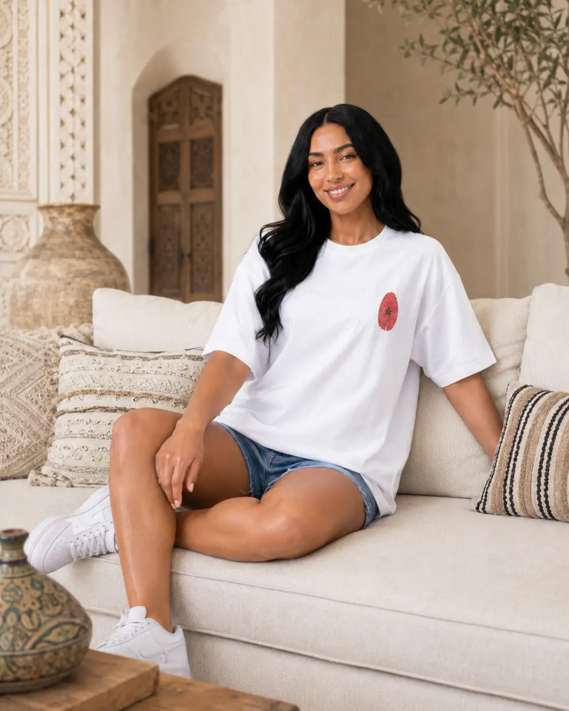 T-shirt blanc MarocGear avec badge rouge marocain, porté dans un décor de riad premium.