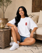 T-shirt blanc MarocGear avec badge rouge marocain, porté dans un décor de riad premium.