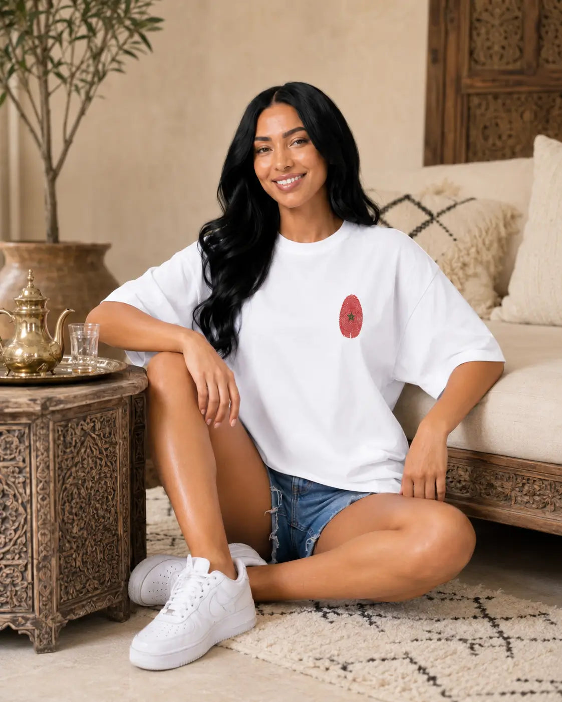T-shirt blanc MarocGear avec badge rouge marocain, porté dans un décor de riad premium.