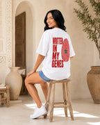 T-shirt blanc MarocGear avec badge rouge marocain, porté dans un décor de riad premium.