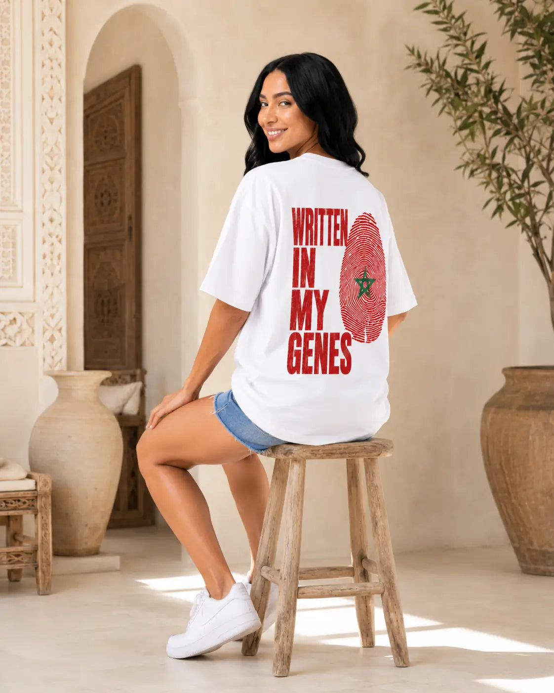 T-shirt blanc MarocGear avec badge rouge marocain, porté dans un décor de riad premium.