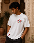 T-shirt blanc MarocGear avec motif étoile marocaine, porté dans un décor de riad marocain premium.
