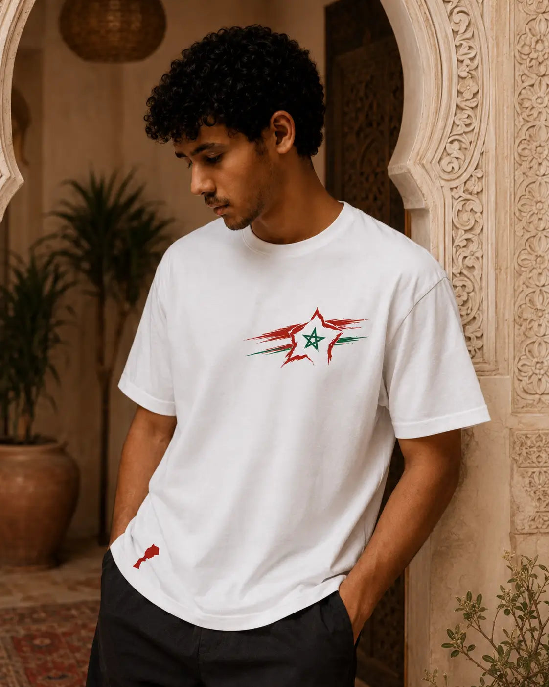 T-shirt blanc MarocGear avec motif étoile marocaine, porté dans un décor de riad marocain premium.