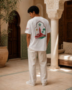 T-shirt blanc MarocGear avec motif étoile marocaine, porté dans un décor de riad marocain premium.