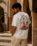 T-shirt blanc MarocGear avec motif étoile marocaine, porté dans un décor de riad marocain premium.