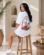 T-shirt blanc MarocGear avec motif étoile marocaine, porté dans un décor de riad marocain premium.