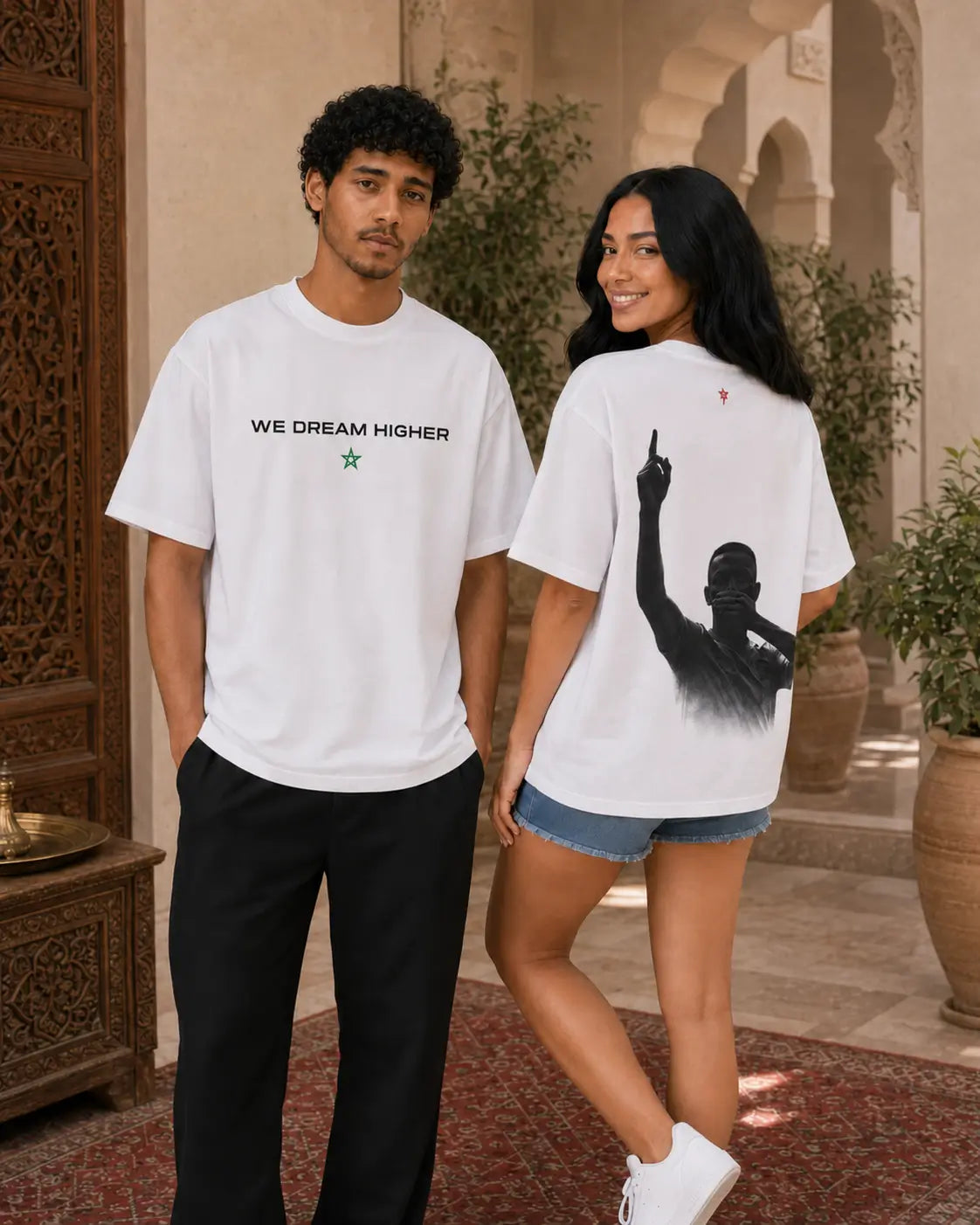 T-shirt blanc MarocGear Maroc 2026, design supporter avec slogan We Dream Higher et visuel premium dans un riad marocain.