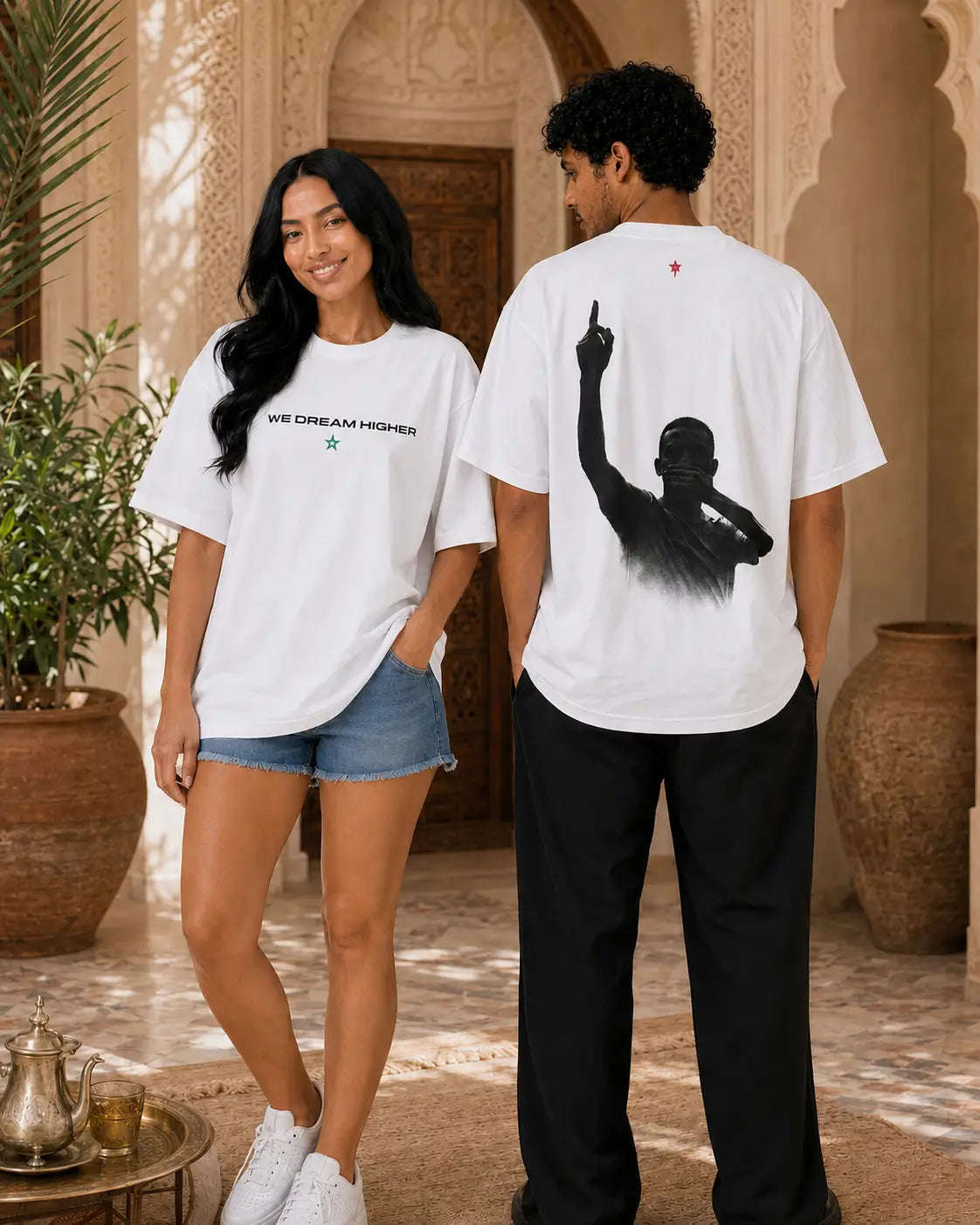 T-shirt blanc MarocGear Maroc 2026, design supporter avec slogan We Dream Higher et visuel premium dans un riad marocain.
