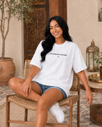 T-shirt blanc MarocGear Maroc 2026, design supporter avec slogan We Dream Higher et visuel premium dans un riad marocain.