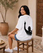 T-shirt blanc MarocGear Maroc 2026, design supporter avec slogan We Dream Higher et visuel premium dans un riad marocain.