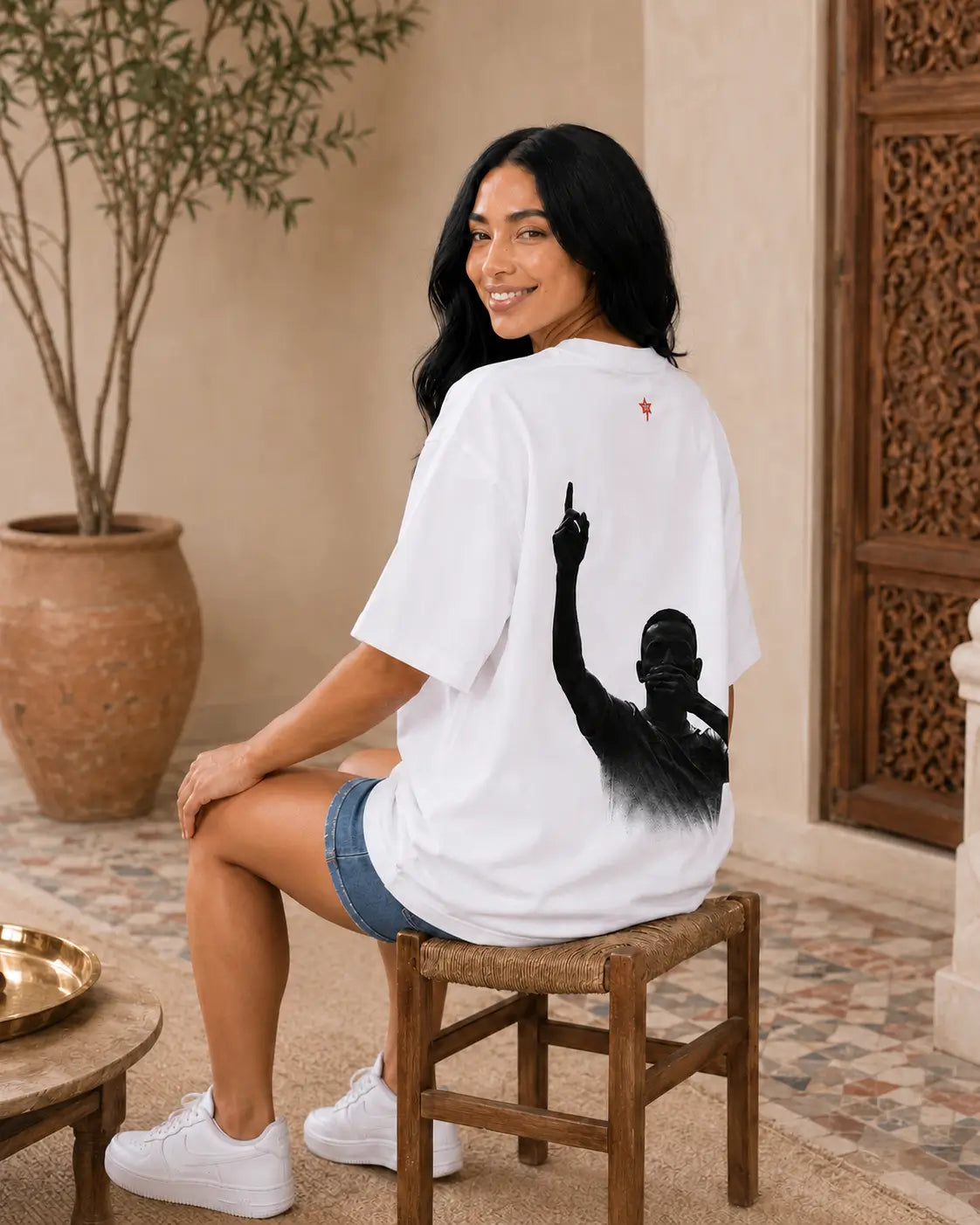 T-shirt blanc MarocGear Maroc 2026, design supporter avec slogan We Dream Higher et visuel premium dans un riad marocain.
