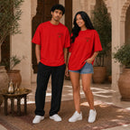 Deux modèles portent le t-shirt rouge MarocGear ATAY dans un riad marocain, avec design supporters du Maroc au dos et logo minimaliste à l’avant.