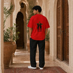 Deux modèles portent le t-shirt rouge MarocGear ATAY dans un riad marocain, avec design supporters du Maroc au dos et logo minimaliste à l’avant.