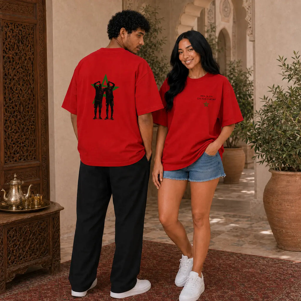 Deux modèles portent le t-shirt rouge MarocGear ATAY dans un riad marocain, avec design supporters du Maroc au dos et logo minimaliste à l’avant.