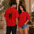 Deux modèles portent le t-shirt rouge MarocGear ATAY dans un riad marocain, avec design supporters du Maroc au dos et logo minimaliste à l’avant.
