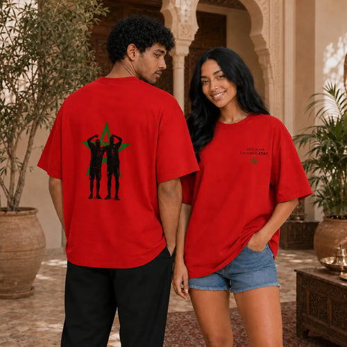 Deux modèles portent le t-shirt rouge MarocGear ATAY dans un riad marocain, avec design supporters du Maroc au dos et logo minimaliste à l’avant.